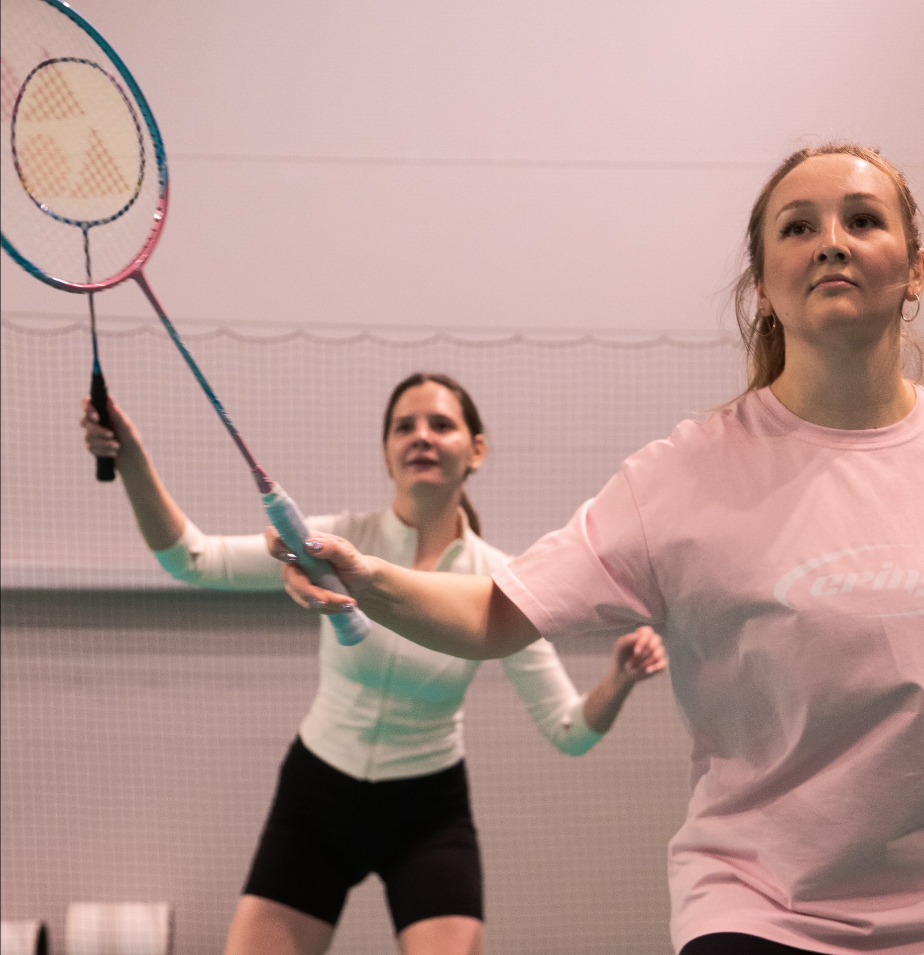 Игра в бадминтон на тренировке в Night Badminton