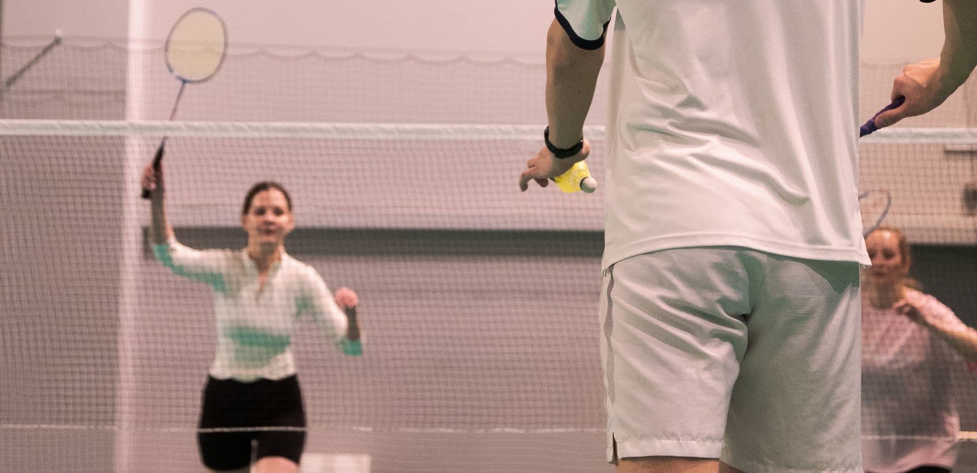 Игра в бадминтон: нагрузка распределяется мягко, подходит в любом возрасте