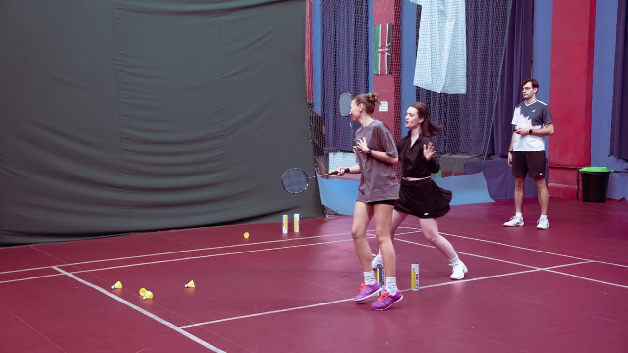 Бадминтон в Найт Бадминтон — игроки на корте