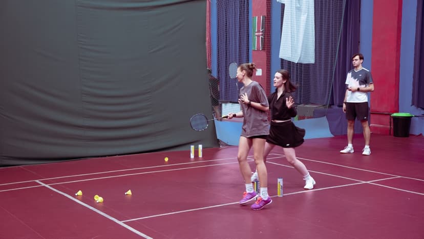 Бадминтон в Найт Бадминтон — игроки на корте