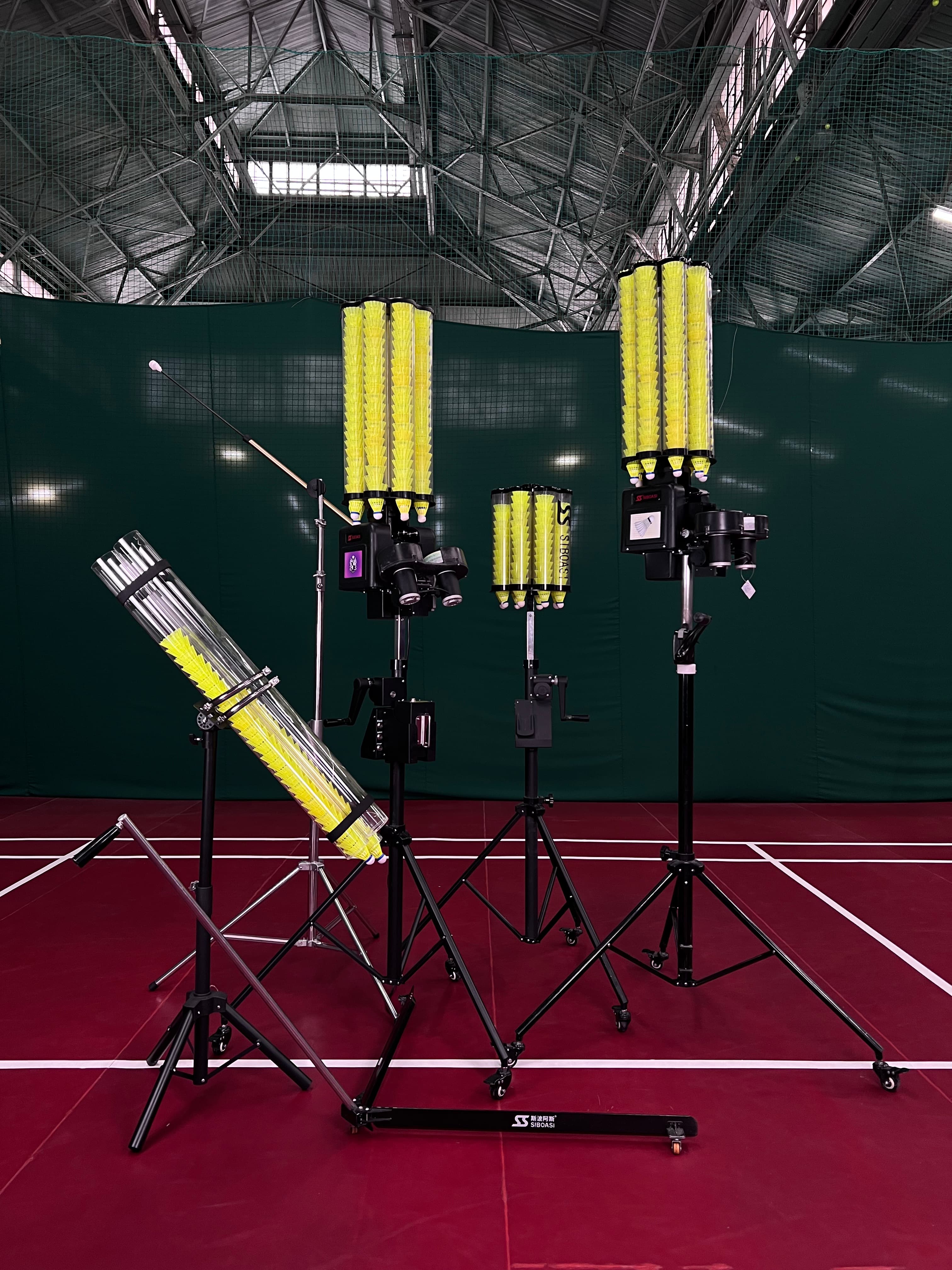 Оборудование в зале Найт Бадминтон