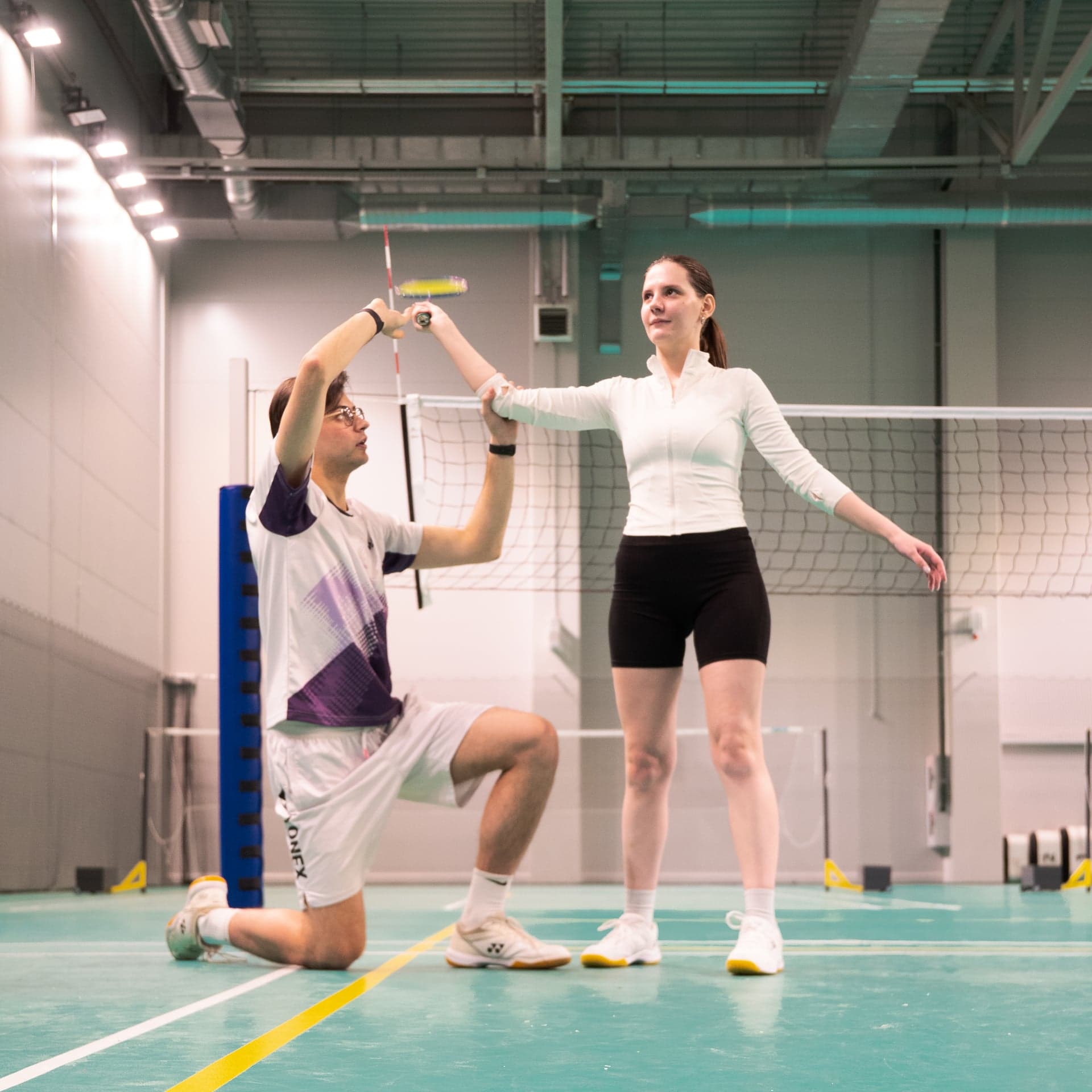 Тренер работает с игроком над техникой